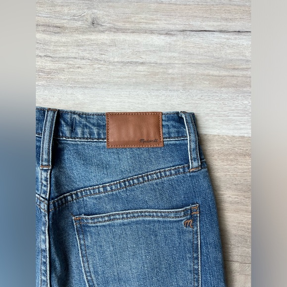 BNWOT Dark Wash Madewell High-Rise Distressed Slim Boyfriend Jean - Picture 2 of 9